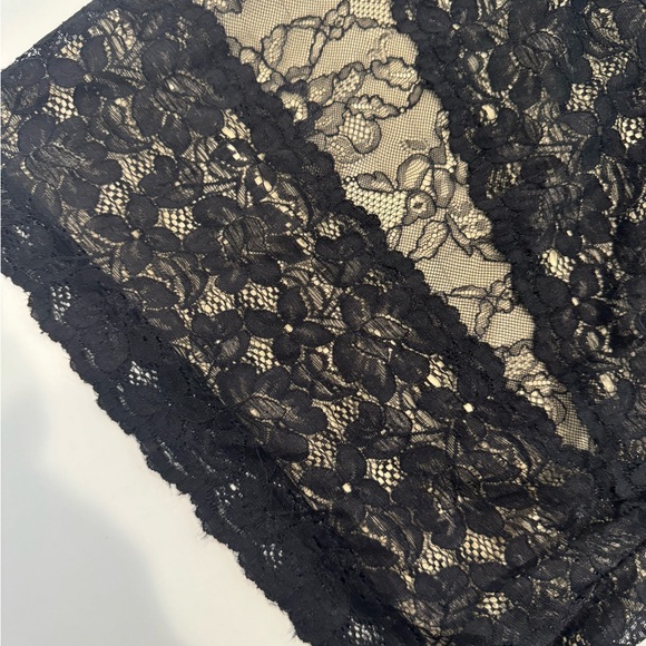 Do & Be one-shoulder lace overlay dress in black and nude frilled puff shoulder - Picture 5 of 11